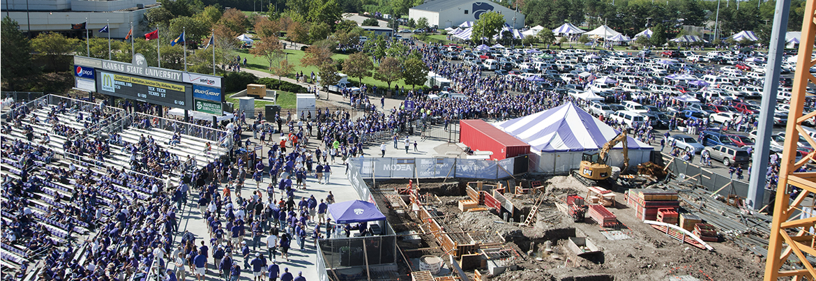 Staging areas were coordinated away from high-end booster and paid tailgating stalls. Safe and obvious walkways were flanked with branded fencing and wayfinding signage for easy fan access.